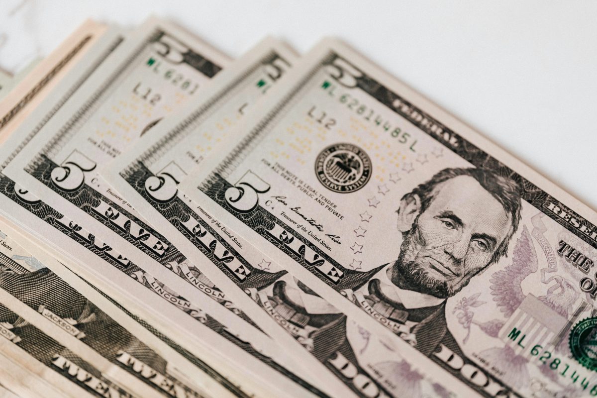 Dólar opera em alta, com foco em inflação americana e cenário político brasileiro