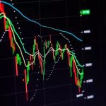 Dólar sobe e bolsa recua com alta do petróleo e à espera do Datafolha