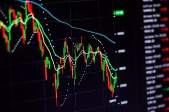 Dólar sobe e bolsa recua com alta do petróleo e à espera do Datafolha