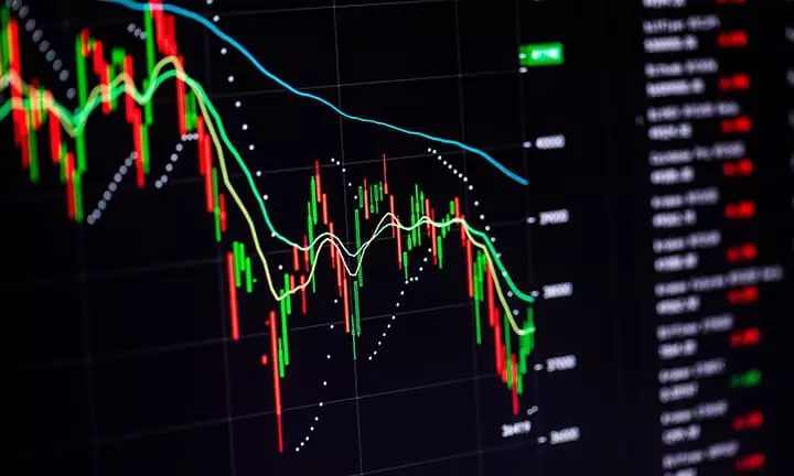 Dólar sobe e bolsa recua com alta do petróleo e à espera do Datafolha
