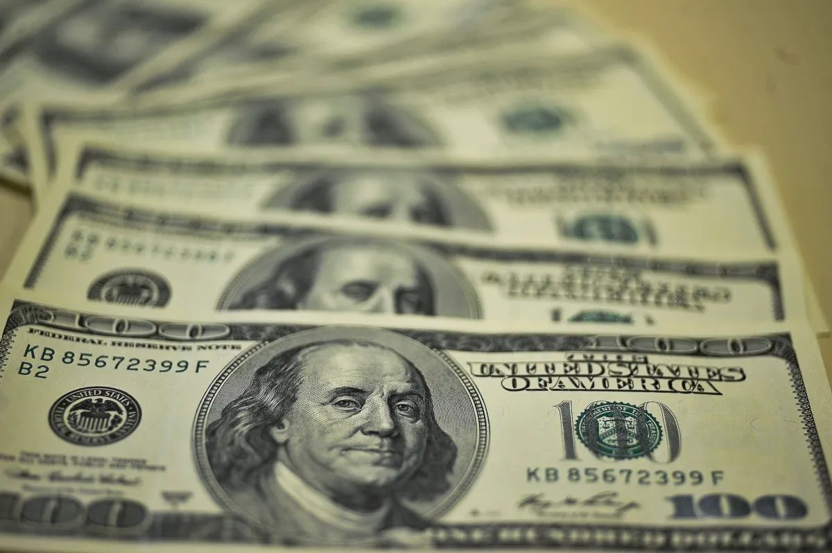 Dólar vai a R$ 5,44 e tem maior alta desde dezembro de 2025