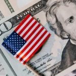 Dólar volta a subir e bolsa cai com inflação nos EUA e pesquisa no Brasil