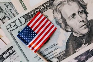 Dólar volta a subir e bolsa cai com inflação nos EUA e pesquisa no Brasil