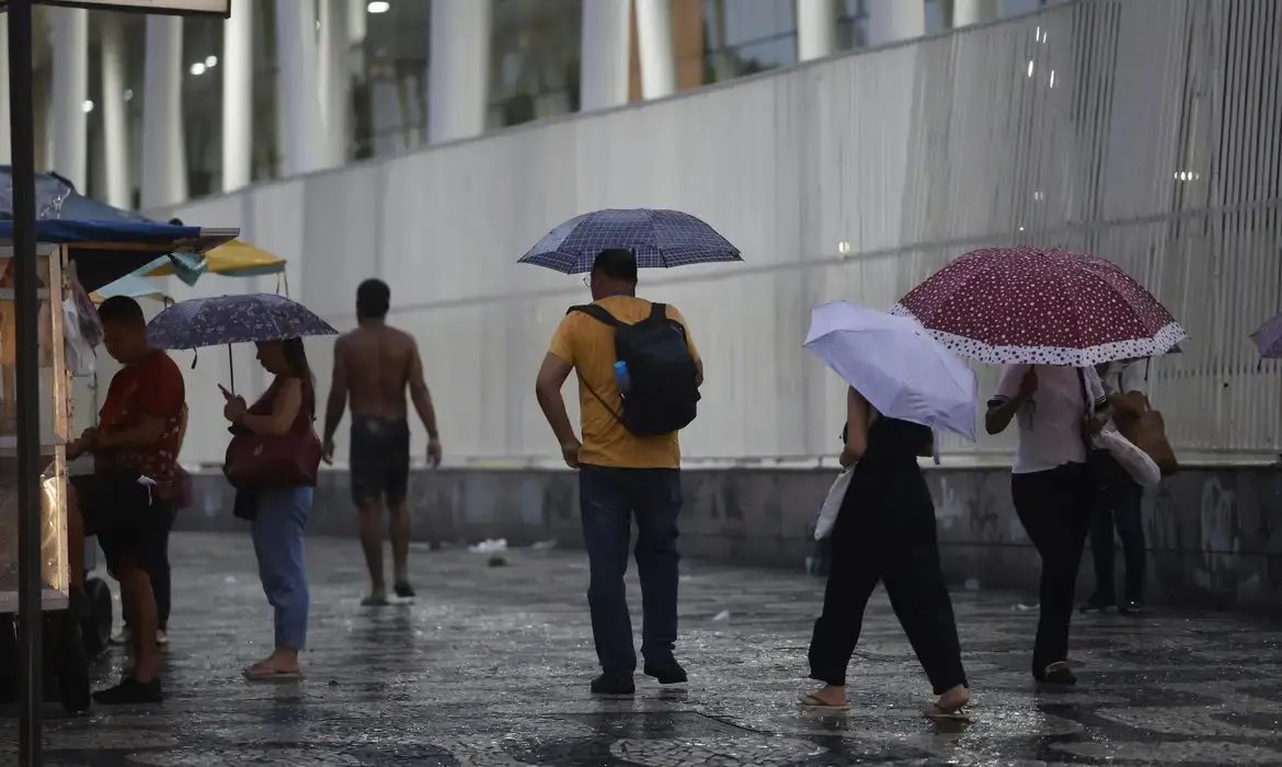 Domingo de chuvas intensas no país