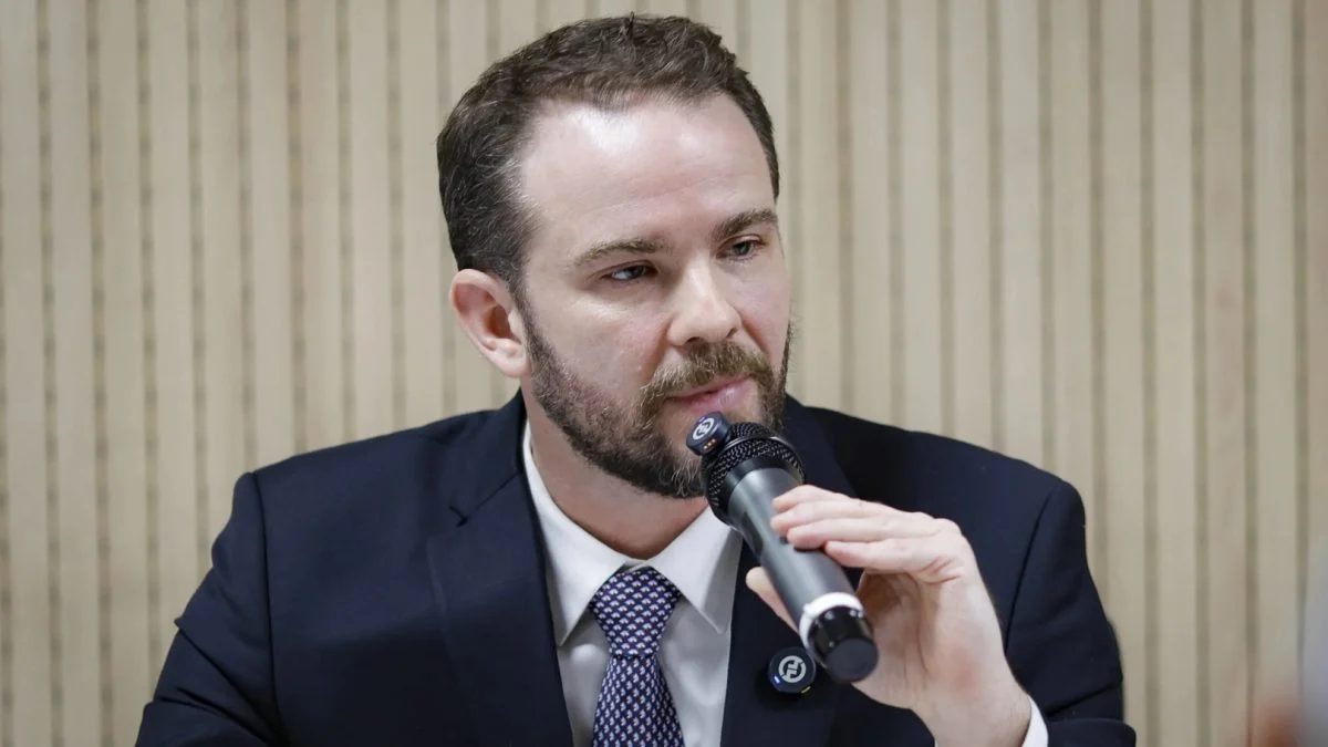 Durigan diz que mercado erra ao apostar em Flávio Bolsonaro