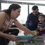 ‘É como se ele tivesse nascido de novo’: menino com surdez rara escuta pela 1ª vez após tratamento inédito; VÍDEO