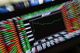É hora de comprar ações? Veja o que avaliar após o tombo do Ibovespa