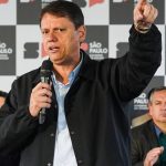 “É preciso olhar para a frente”, diz Tarcísio sobre Flávio