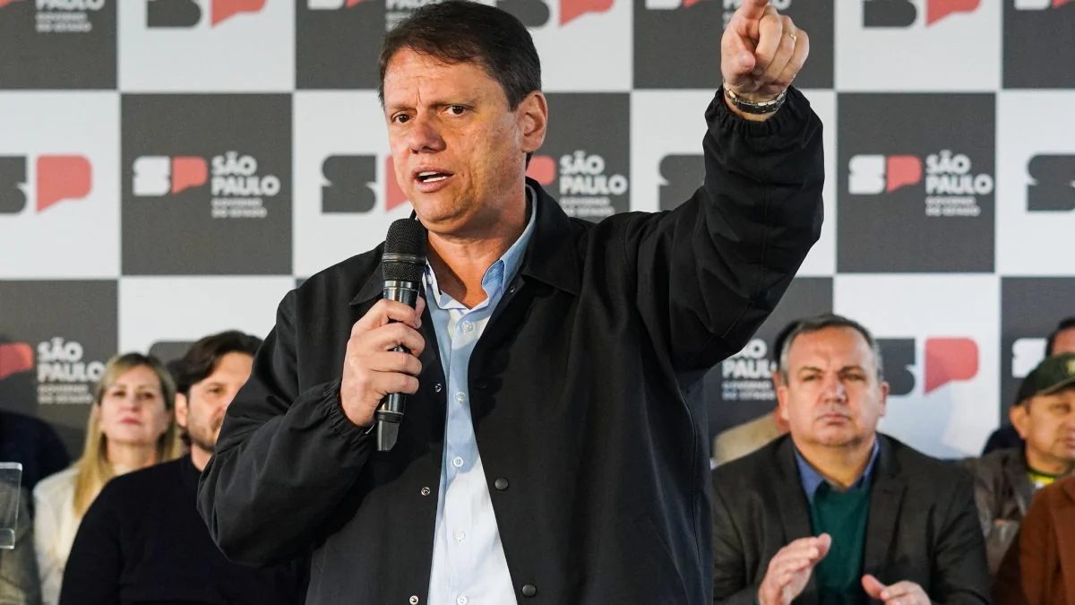 “É preciso olhar para a frente”, diz Tarcísio sobre Flávio