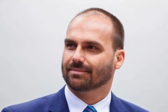 Eduardo Bolsonaro pede que estrangeiros não reconheçam eleição