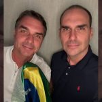Eduardo publica foto com Flávio: ‘Não desistiremos do Brasil’
