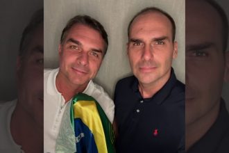Eduardo publica foto com Flávio: ‘Não desistiremos do Brasil’