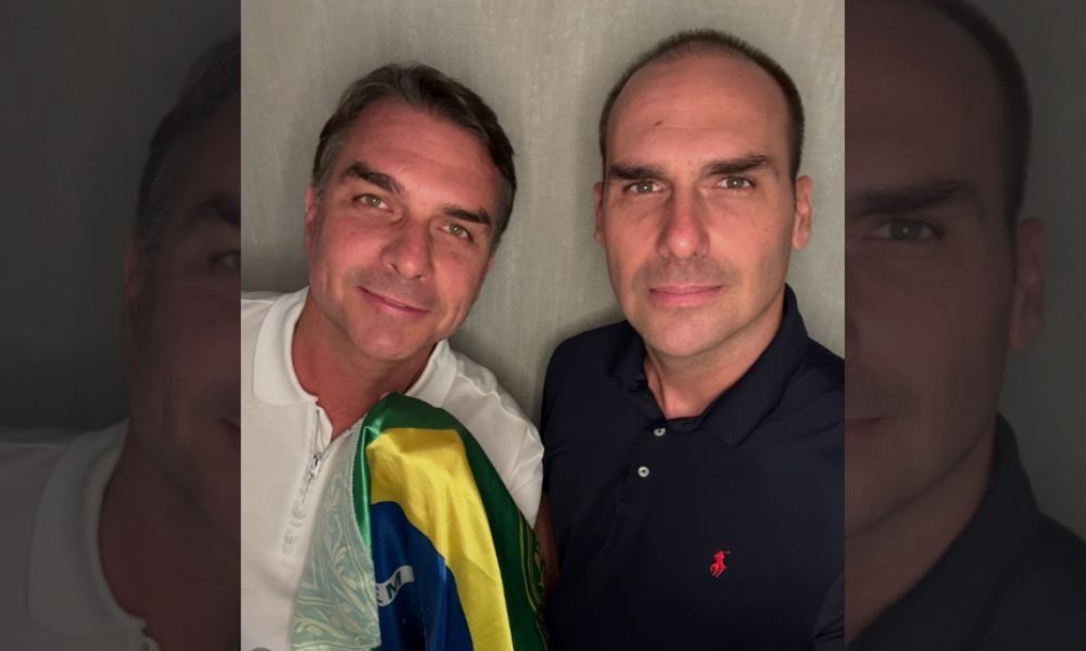 Eduardo publica foto com Flávio: ‘Não desistiremos do Brasil’