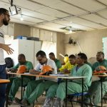 Educação no canteiro de obras ou no shopping: empresas do PR oferecem aulas durante o expediente para trabalhadores concluírem estudos