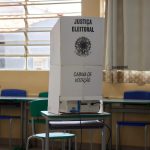 Eleitores vão às urnas debaixo de chuva na região