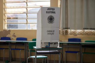 Eleitores vão às urnas debaixo de chuva na região