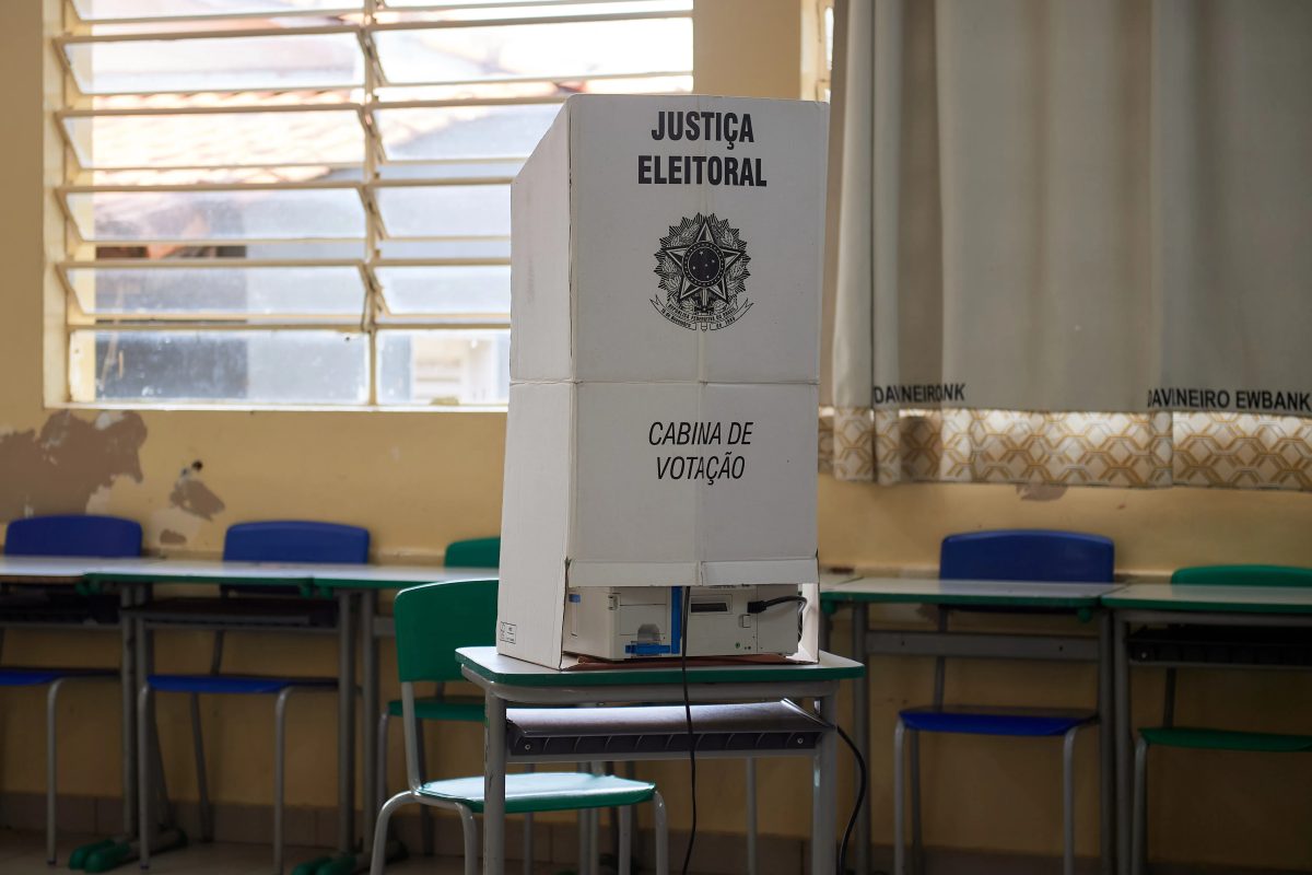 Eleitores vão às urnas debaixo de chuva na região