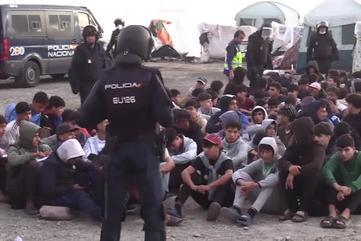 Em Ceuta, polícia remove último acampamento de imigrantes em praia antes de visita do rei