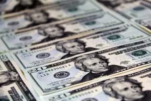 Em dia de cautela, dólar e bolsa oscilam antes de debate na Globo