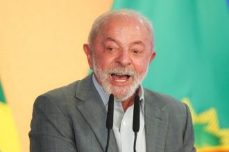 Em novo programa, Lula mira indecisos e critica oposição