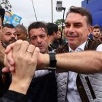 Em posts apagados, Flávio Bolsonaro critica Bolsa Família e diz que 'PT perpetua pobreza com bolsa-farelo'