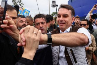 Em posts apagados, Flávio Bolsonaro critica Bolsa Família e diz que 'PT perpetua pobreza com bolsa-farelo'