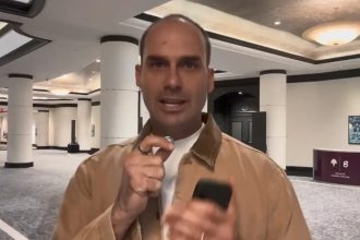 Em vídeo em inglês, Eduardo Bolsonaro diz que eleição foi fraudada e pede pressão internacional