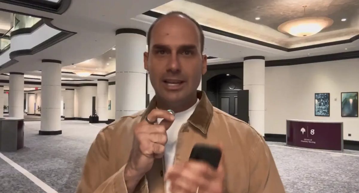 Em vídeo em inglês, Eduardo Bolsonaro diz que eleição foi fraudada e pede pressão internacional