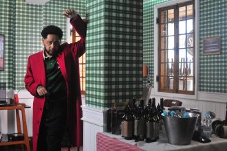 Emicida aconselha novos MCs a evitar uso de IA e 'treinar freestyle na rua'