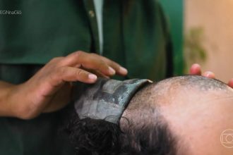 Empreendedor cria próteses capilares para cabelos afros e fatura R$ 250 mil por mês