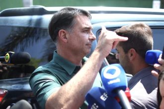 Empresa de investigado por fraude no INSS pagou voos de Flávio, diz jornal