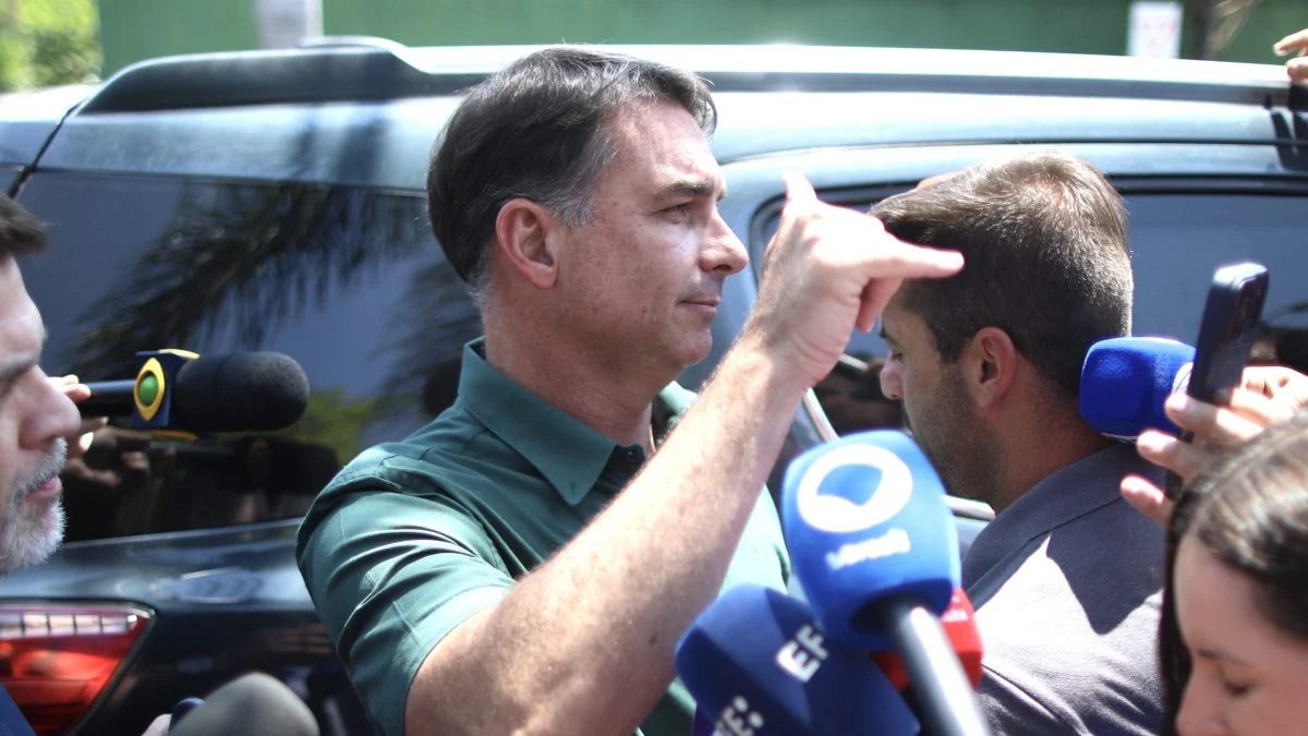 Empresa de investigado por fraude no INSS pagou voos de Flávio, diz jornal