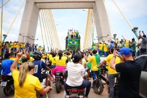 Enquanto Janones espalha fakes, a imprensa demoniza os eleitores de Flávio