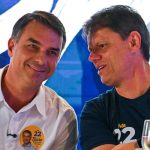 'Entendo indignação, mas caminho é seguir em frente', diz Tarcísio após Flávio Bolsonaro divulgar carta em que se declara 'líder do Brasil'