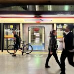 Entre a balada e o trabalho: quem são os passageiros que usam o metrô enquanto a cidade dorme?