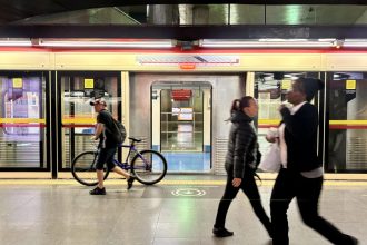 Entre a balada e o trabalho: quem são os passageiros que usam o metrô enquanto a cidade dorme?