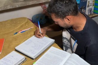Estudante da EJA supera rotina do trabalho no campo e 'passa' em dois concursos públicos no Amapá