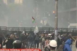 Estudantes argentinos protestam contra cortes de Milei na educação