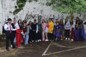Estudantes de moda se fantasiam de vampiros para doar sangue em clima de Halloween em Sorocaba