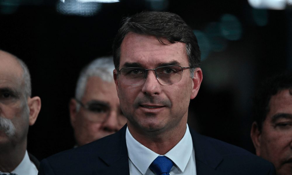 EUA concederão visto a Flávio Bolsonaro e sua família