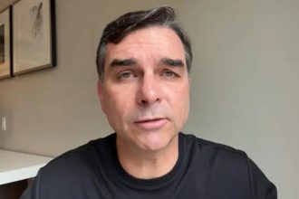 EUA vão conceder vistos a Flávio e família, diz Departamento de Estado