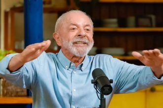 Exército de Janones vai “levar este país à democracia”, diz Lula