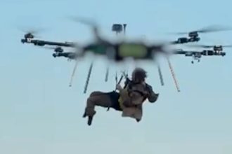 Exército ucraniano usa drone para fazer salvamento inédito de soldado ferido; veja VÍDEO