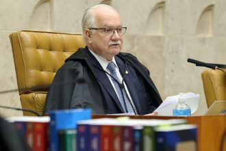 Fachin deve receber nesta terça relatórios da PF com menções a ministros do STF no caso Master