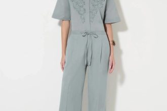 Fernanda Bolsonaro usa look de R$ 3.396 para votar com Flávio