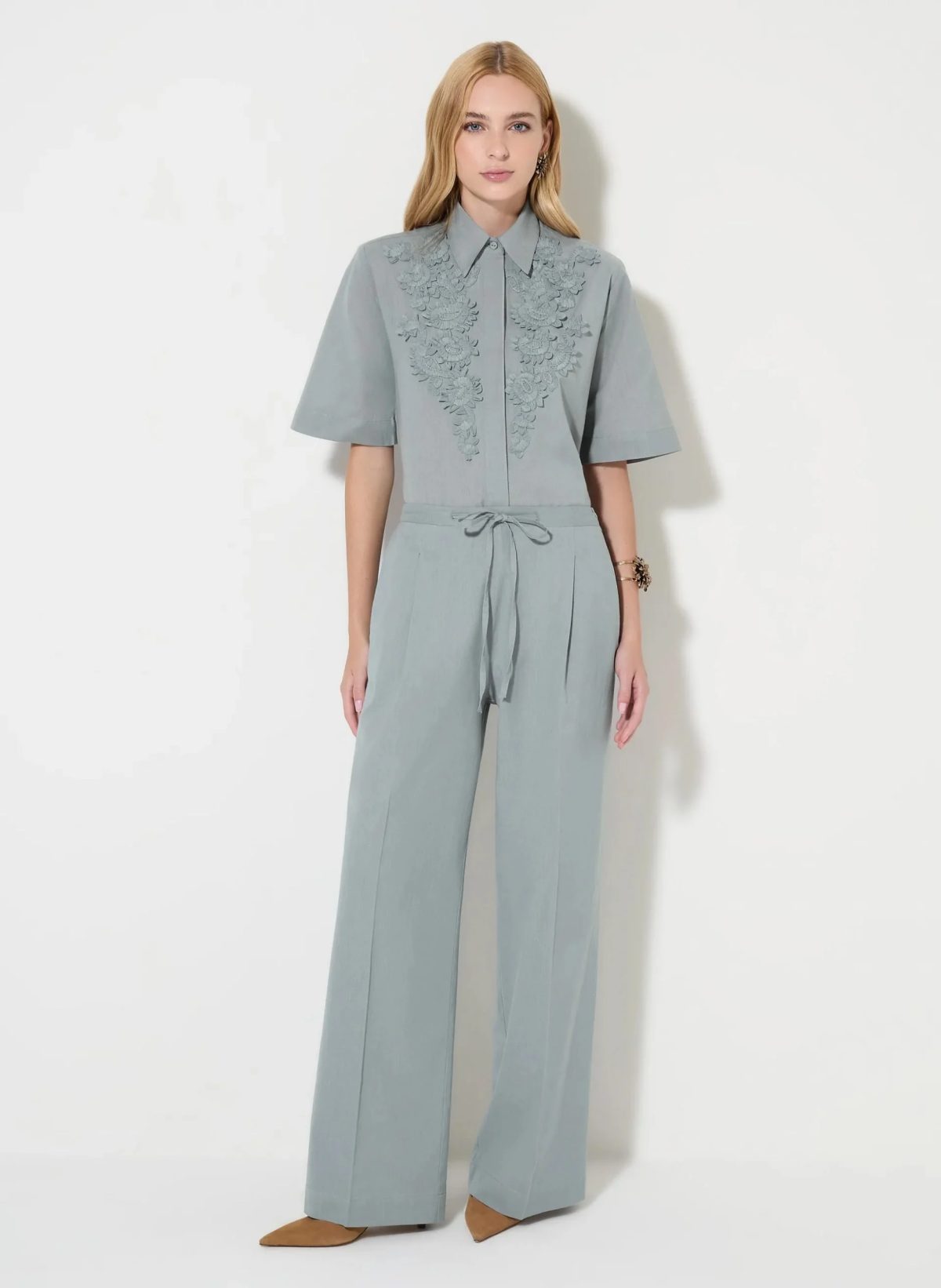 Fernanda Bolsonaro usa look de R$ 3.396 para votar com Flávio