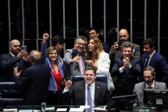 Fim da escala 6x1 é promulgado e prazos começam a contar; entenda como será a transição