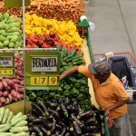 Fim da escala 6x1: mercados avaliam fechar aos domingos no RS, diz entidade do setor