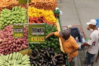 Fim da escala 6x1: mercados avaliam fechar aos domingos no RS, diz entidade do setor