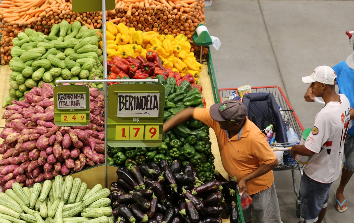 Fim da escala 6x1: mercados avaliam fechar aos domingos no RS, diz entidade do setor